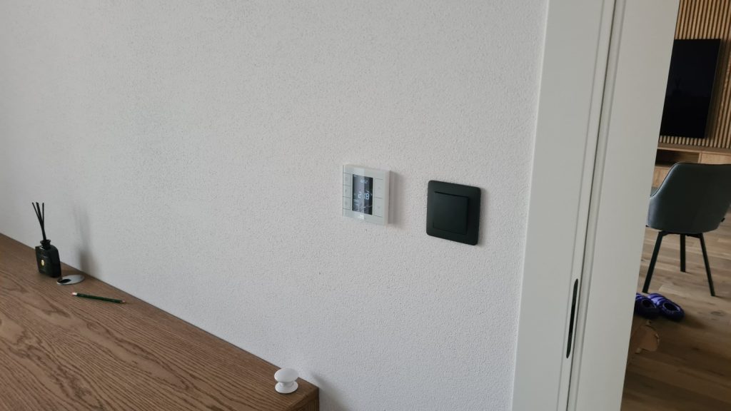 smarthome-systems-dotykovy-termostat-na-podlahove-kurenie