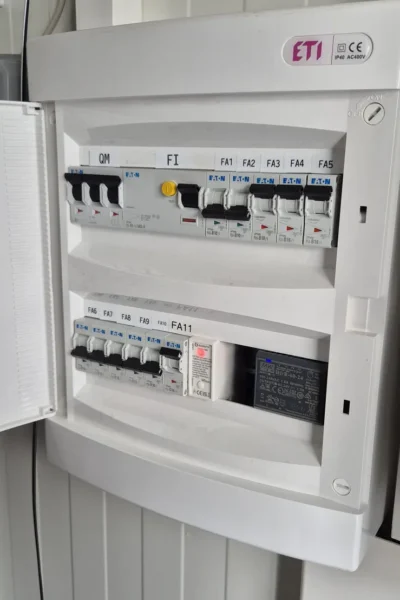 chytre-lacne-ovladanie-osvetlenia-v-aplikacii-din-lista-rozvadzac-smart-home-1